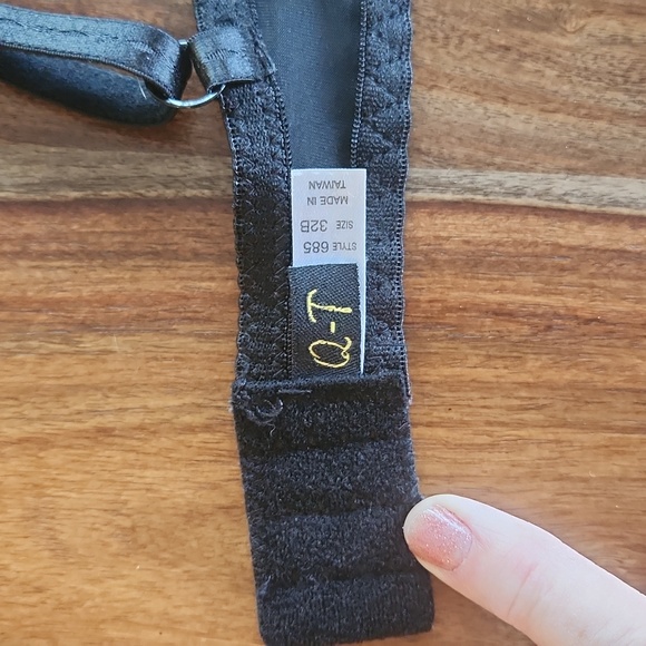 Lacey Black Bra, Q.T. Ladies Size 32B, Sexy, Pretty, Great Condition - Picture 6 of 9